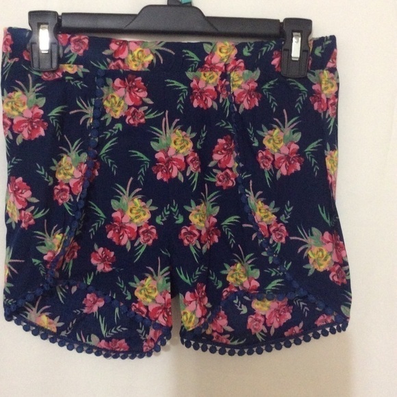 3/$35❤️Blue flower print summer shorts - Picture 3 of 5
